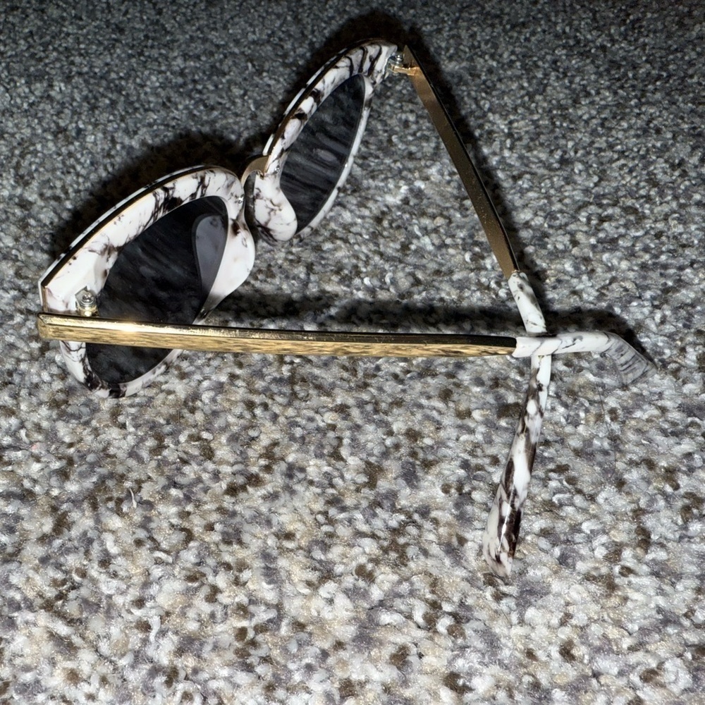 Black and white marble sunglasses - Picture 4 of 4